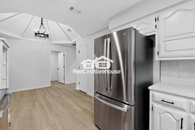 Building Photo - MOVE IN READY COMPLETELY UPDATED - 3BED/2B...