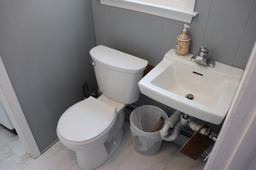 Building Photo - 442 Surrey Ln