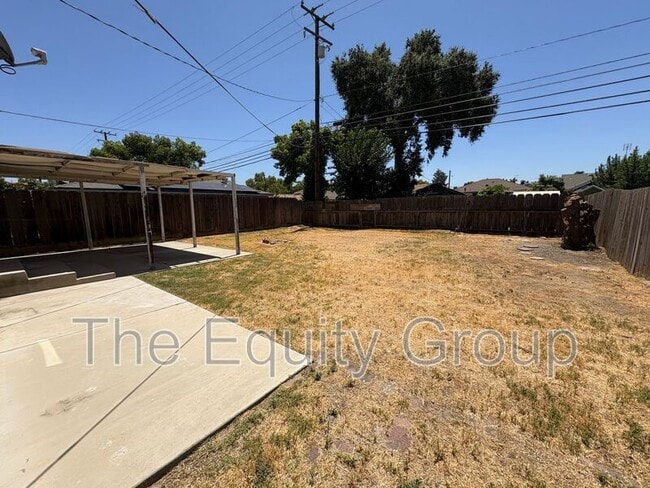 Building Photo - 741 E Apricot Ave