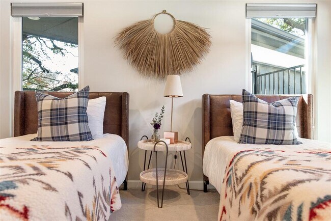 Building Photo - 6805 Western Oaks Blvd