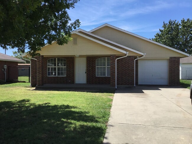 Building Photo - Remodeled 4 bedroom, 2 bath - Moore Schools