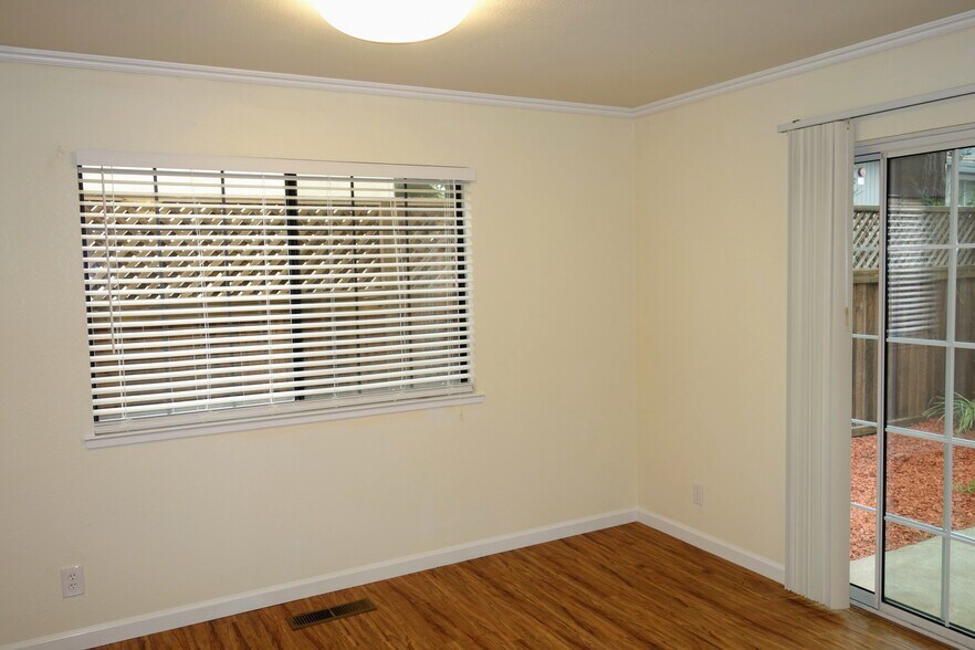 Building Photo - 983 Hacienda Circle