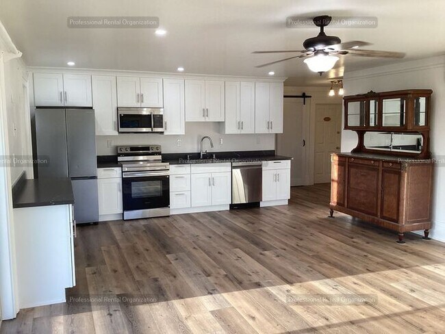 Building Photo - A price and views that can't be beat- Upper Flat with deck & expansive Vineyard and Sunset views