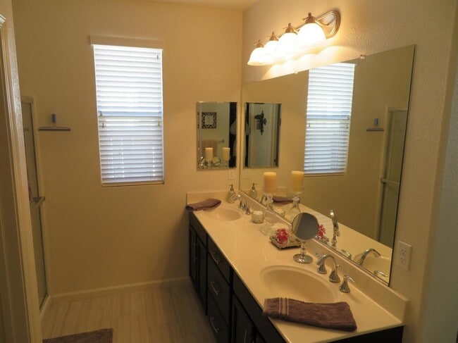 Building Photo - BRIGHT AND CLEAN 3 BED, 2 BATH, 1 STORY HOME IN ELK GROVE