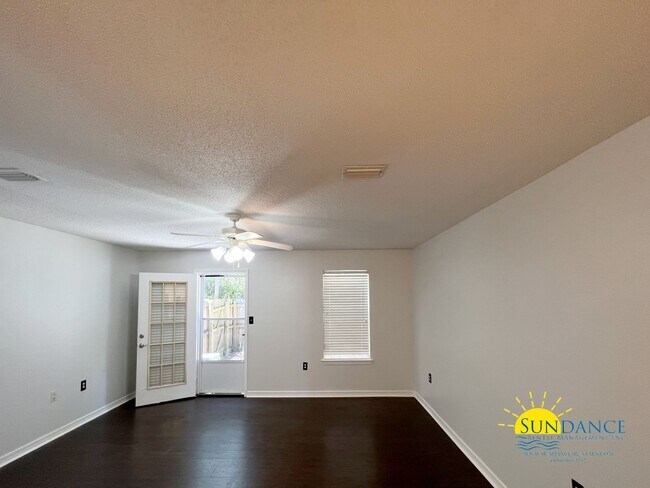 Building Photo - Spacious 2 Bedroom Townhouse near Hurlburt Field AFB!