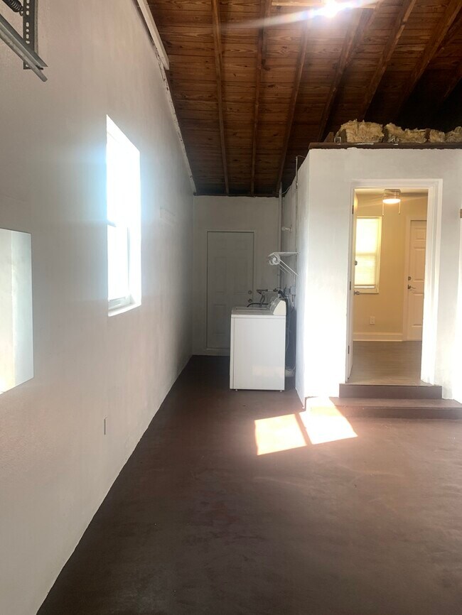 Building Photo - REMODELED 2 BR, 1 BATH 1 CAR GARAGE !