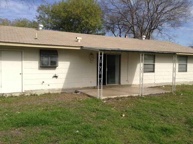 Building Photo - 5874 Castle Run Dr