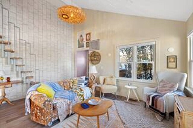 Building Photo - Stunning 4BR/2BA Home in Prime West End Lo...