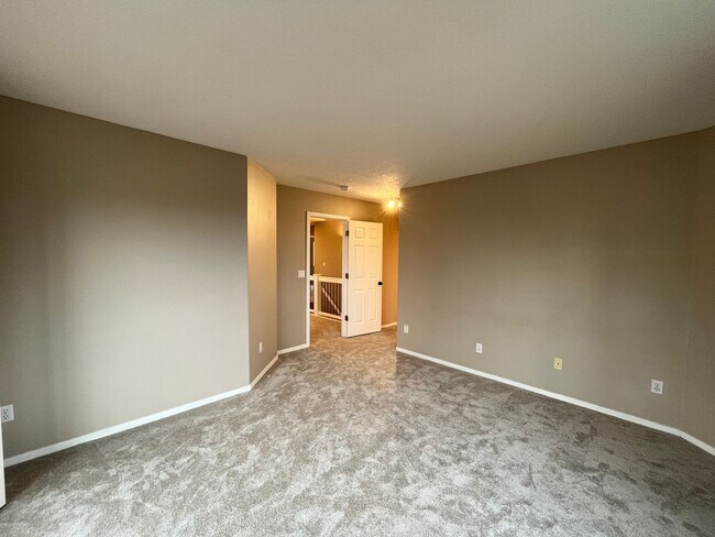 Building Photo - Immaculate 4 bedroom, 3.5 bathroom, tri-level Home in Tigard!! Expansive Views, Office space, Gam...
