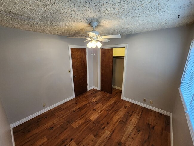 Building Photo - 318 W Feather Pl