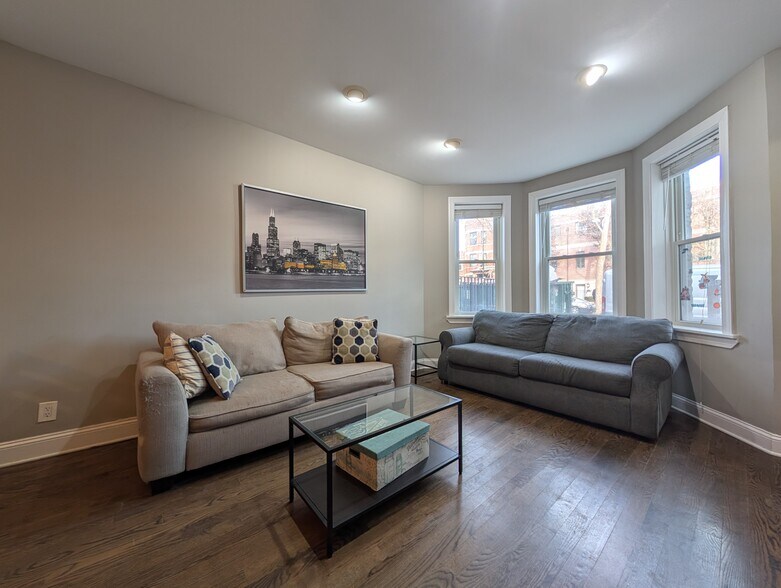 Building Photo - 1911 W Addison St