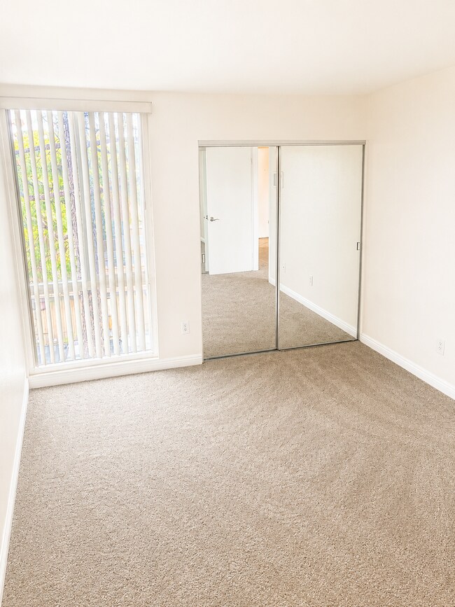 Building Photo - 1 bedroom condo in gated community near SDSU!