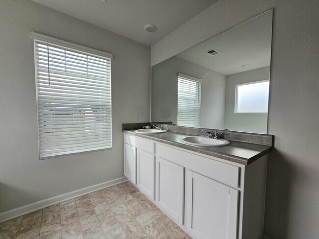 Building Photo - 1319 Birch Cir