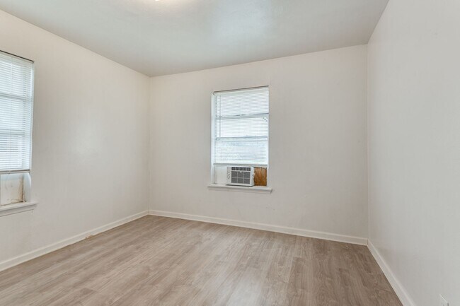 Building Photo - Stylish Duplex in Irving - HUGE Backyard!