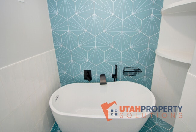 Building Photo - 1734 W Newcastle Ln