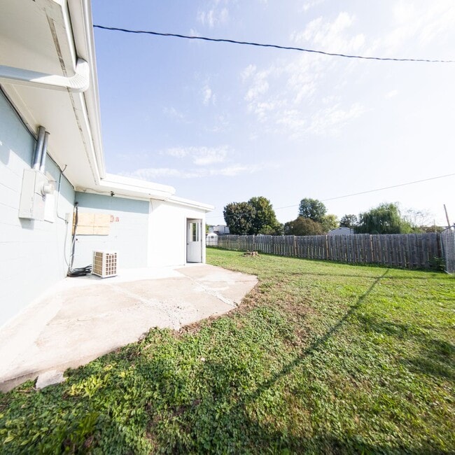 Building Photo - 3 Bedroom One Bathroom updated home