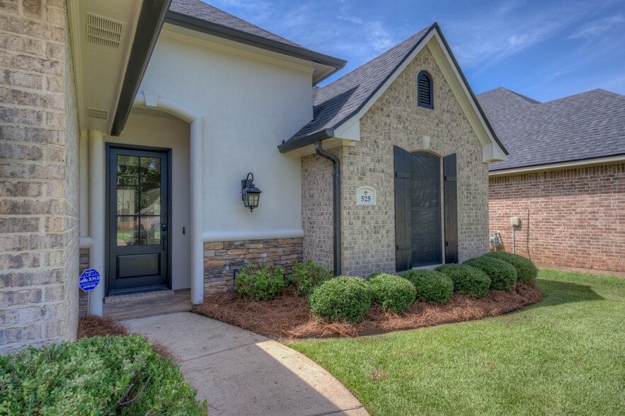 Building Photo - 525 Chinquipin Dr