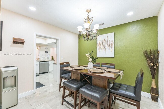 Building Photo - 5706 S Travelers Palm Ln