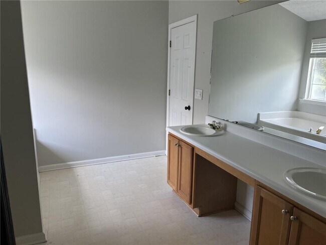 Building Photo - 3184 Elmwood Ct