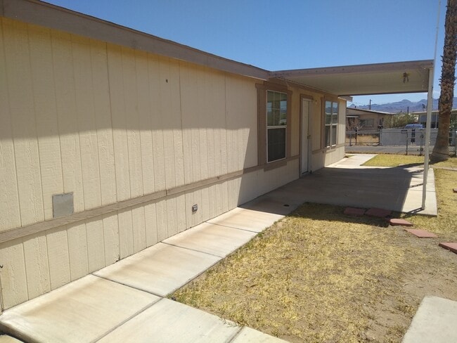 Building Photo - Double Wide on a Double Lot w/detached Gar...