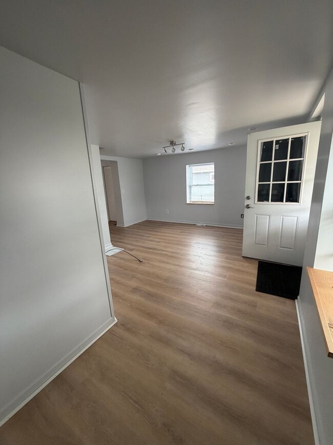 Building Photo - Charming 2 Bedroom, 1 Bathroom Home Available Now in Salem Lakes