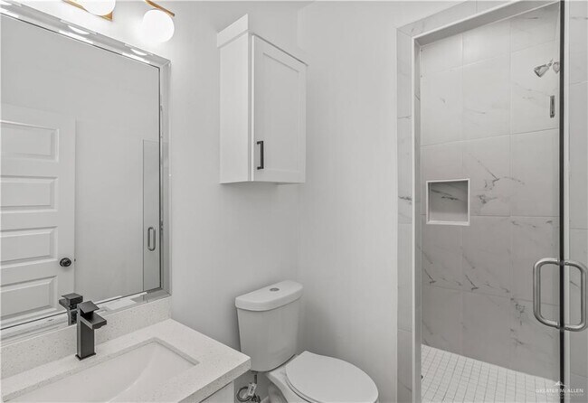 Building Photo - 12 W Woodson Dr