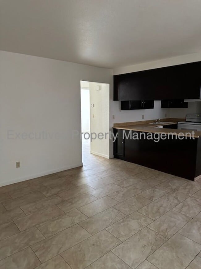 Building Photo - 3367 San Mateo Ct