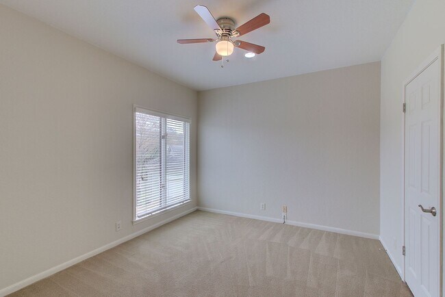 Building Photo - 4231 Westlake Dr