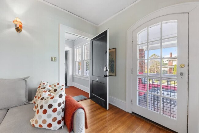 Building Photo - 536 Hawthorne Ln