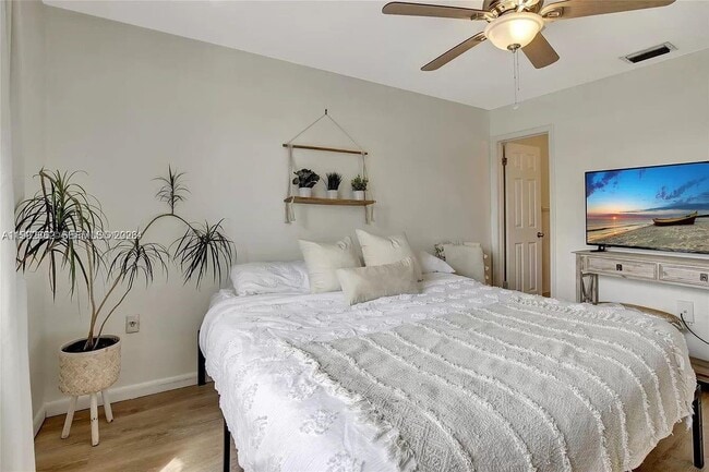 Building Photo - 561 NW 100th Pl