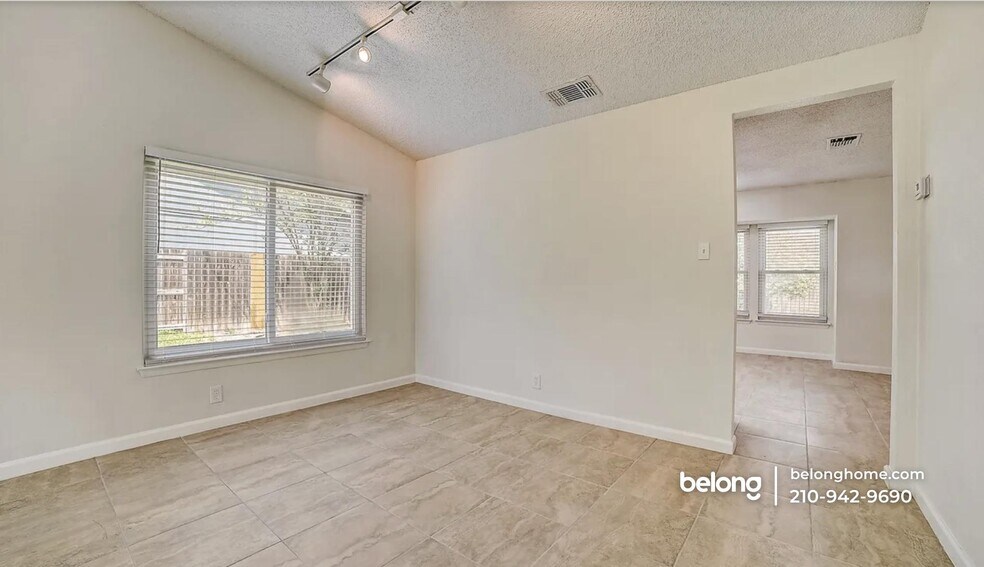 Building Photo - 9710 Fortune Ridge Dr