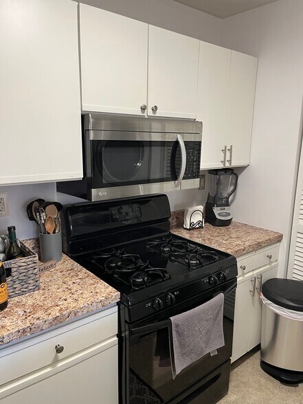 Building Photo - 1604 Diamond Drive