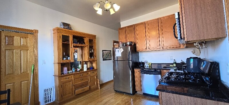 Building Photo - 2342 W Walton St