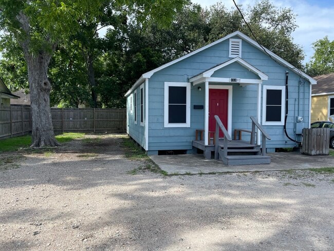 Building Photo - 1318 W Blum St