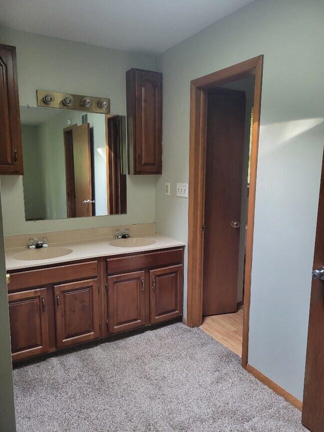 Building Photo - 585 Friendship Dr