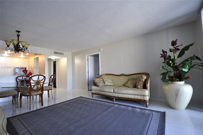 Building Photo - 2030 S Ocean Dr