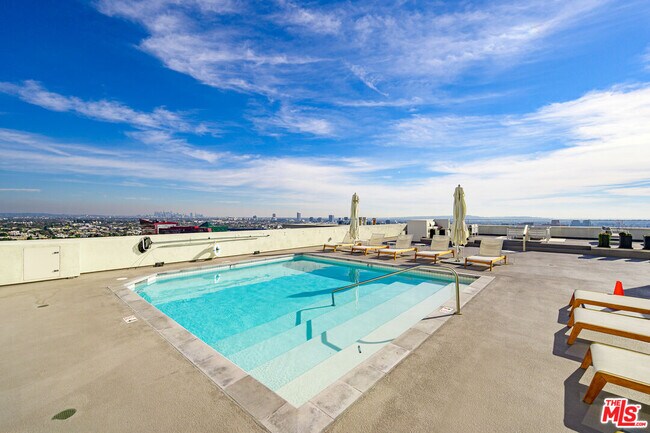 Building Photo - 838 N Doheny Dr