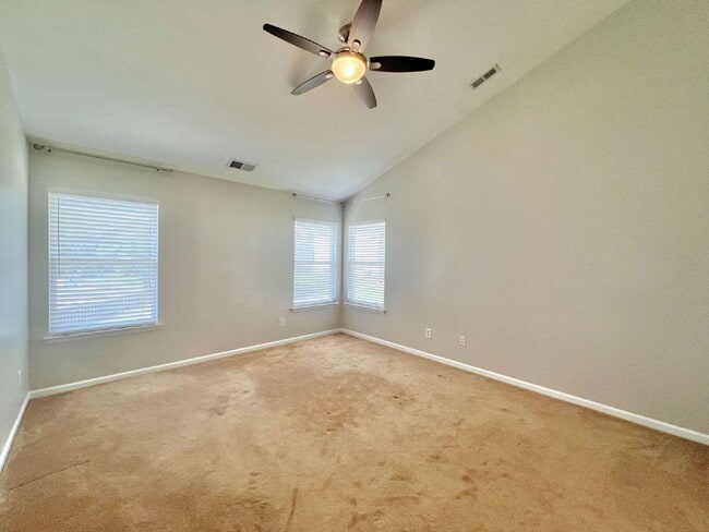 Building Photo - SPACIOUS 3 BEDROOMS!