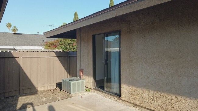 Building Photo - 1300A