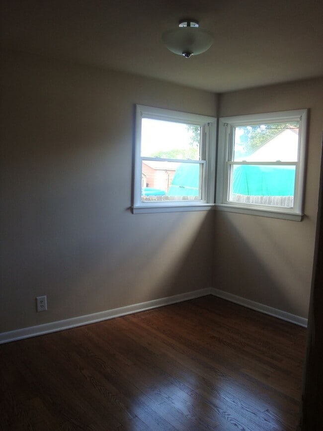 Building Photo - 3 Bedroom, 2 Bath Single Family Home in Quiet Kenosha Neighborhood