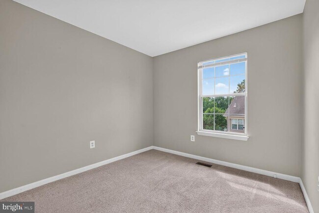 Building Photo - 2432 Clover Field Cir
