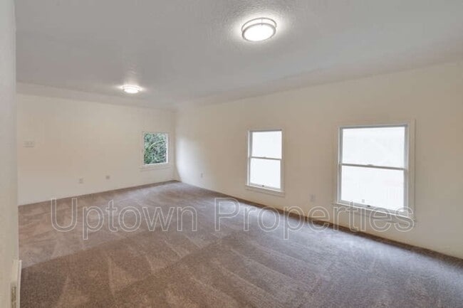 Building Photo - 624 NW 22nd Ave