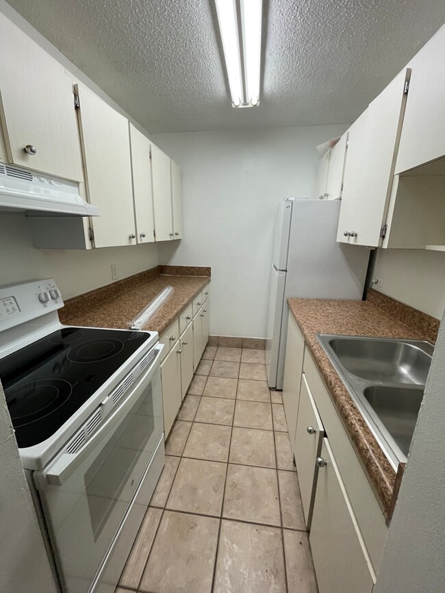 Building Photo - 914 SW 8th Ave