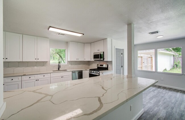 Building Photo - 534 Robert E Lee Dr