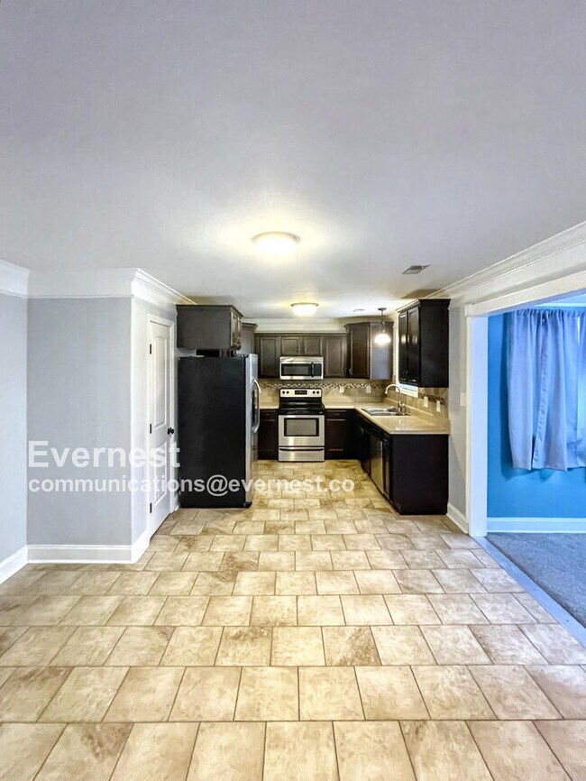 Building Photo - 650 Fox Hound Dr