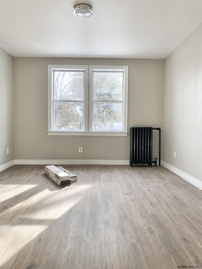 Building Photo - 435 Kenwood Ave