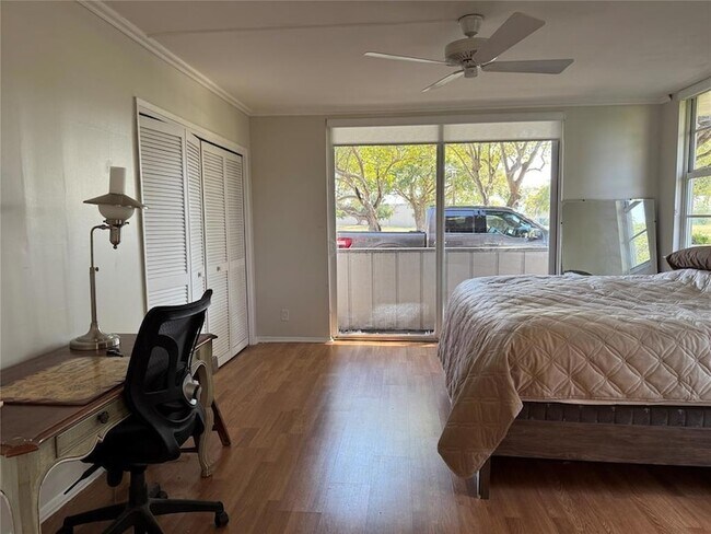 Building Photo - 2601 S Palm Aire Dr