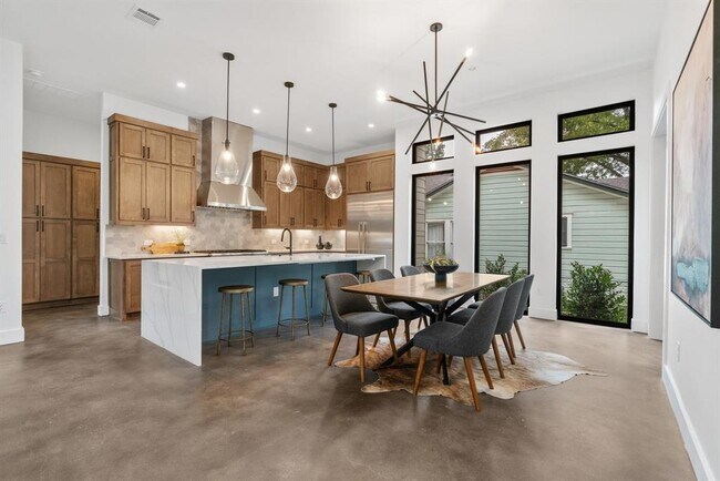 Building Photo - 603 E 47th St