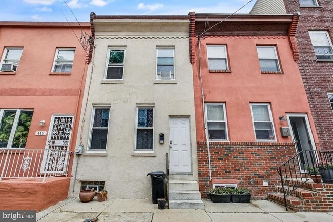 Building Photo - 443 Emily St