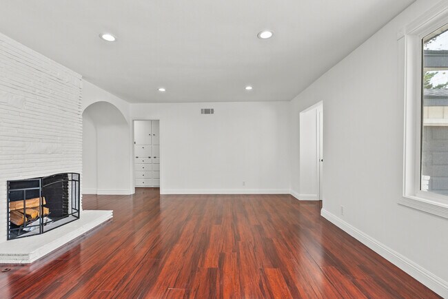 Building Photo - 23036 Burbank Blvd